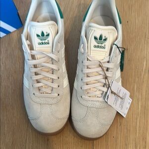 Adidas Gazelle Originals European version Sneakers in Cream / Green (white/gum)